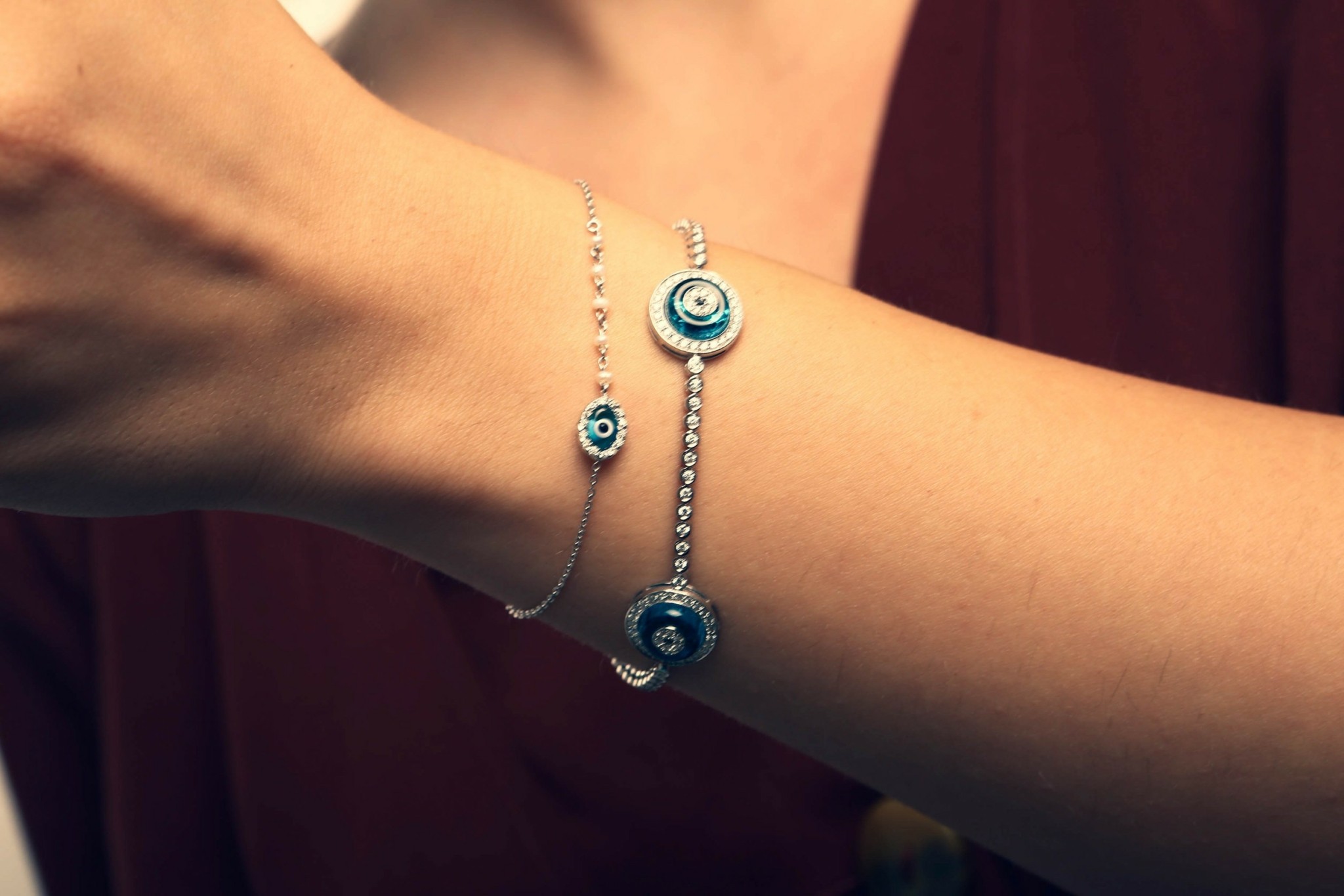 Γούρια, κακό μάτι και TikTok: Η βιομηχανία της δεισιδαιμονίας και η Γενιά Z