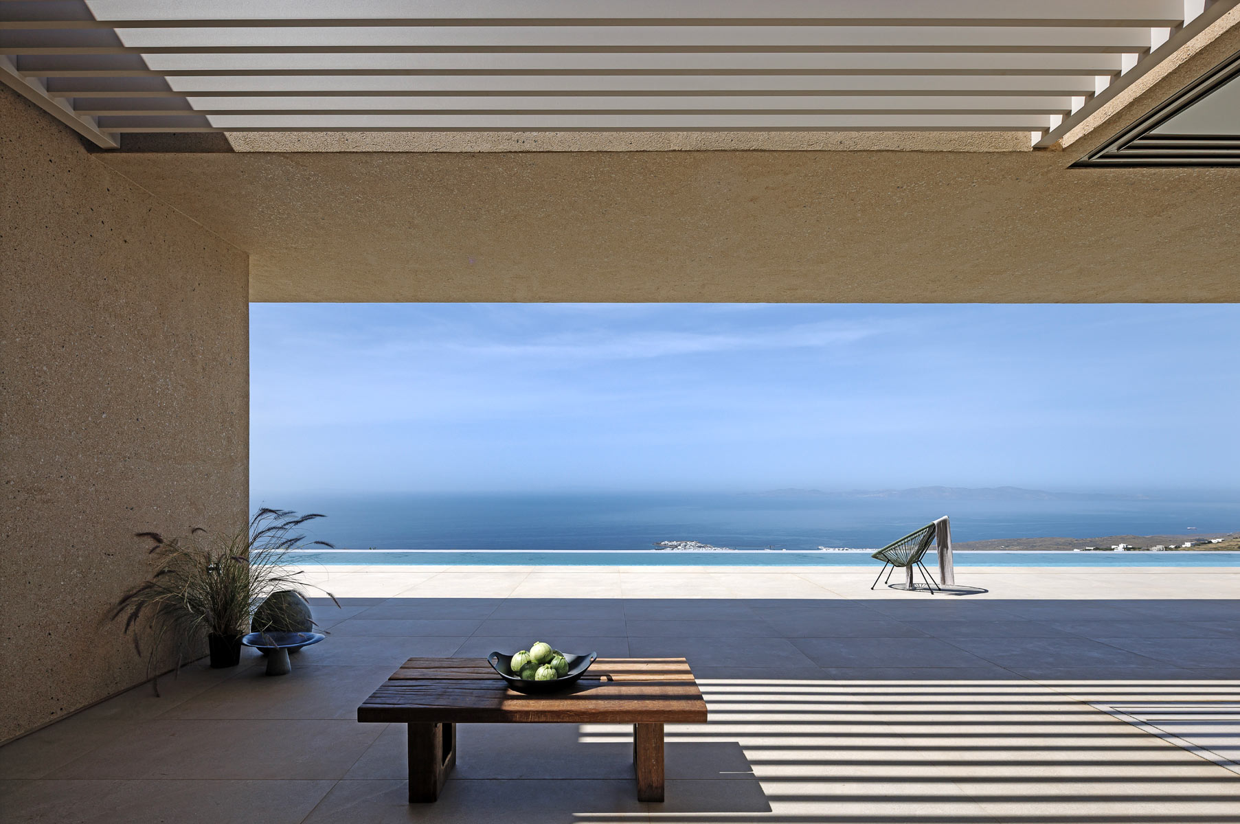 Μια εντυπωσιακή κατοικία σε μια πλαγιά της Τήνου με μαγική θέα