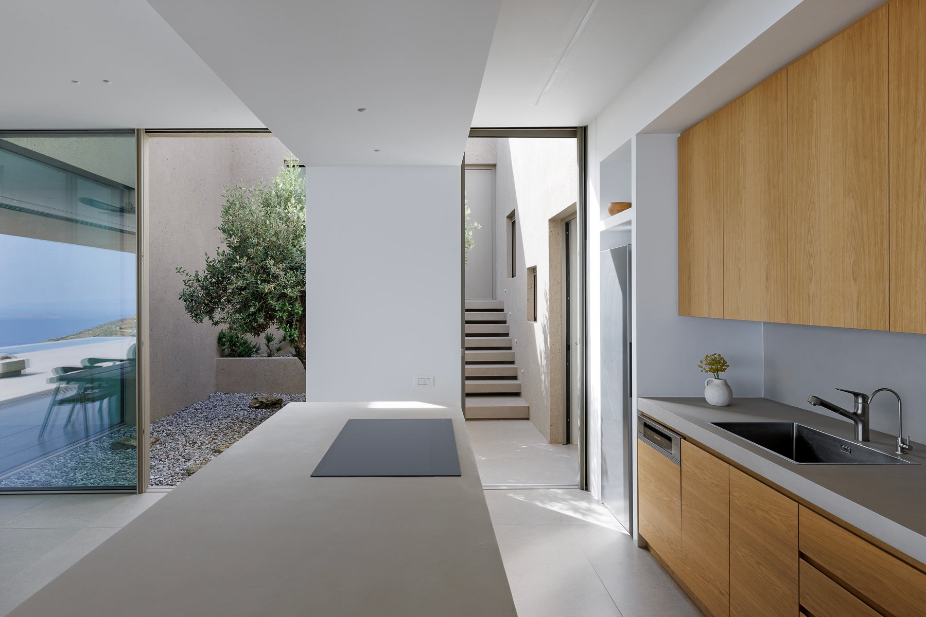 Μια εντυπωσιακή κατοικία σε μια πλαγιά της Τήνου με μαγική θέα