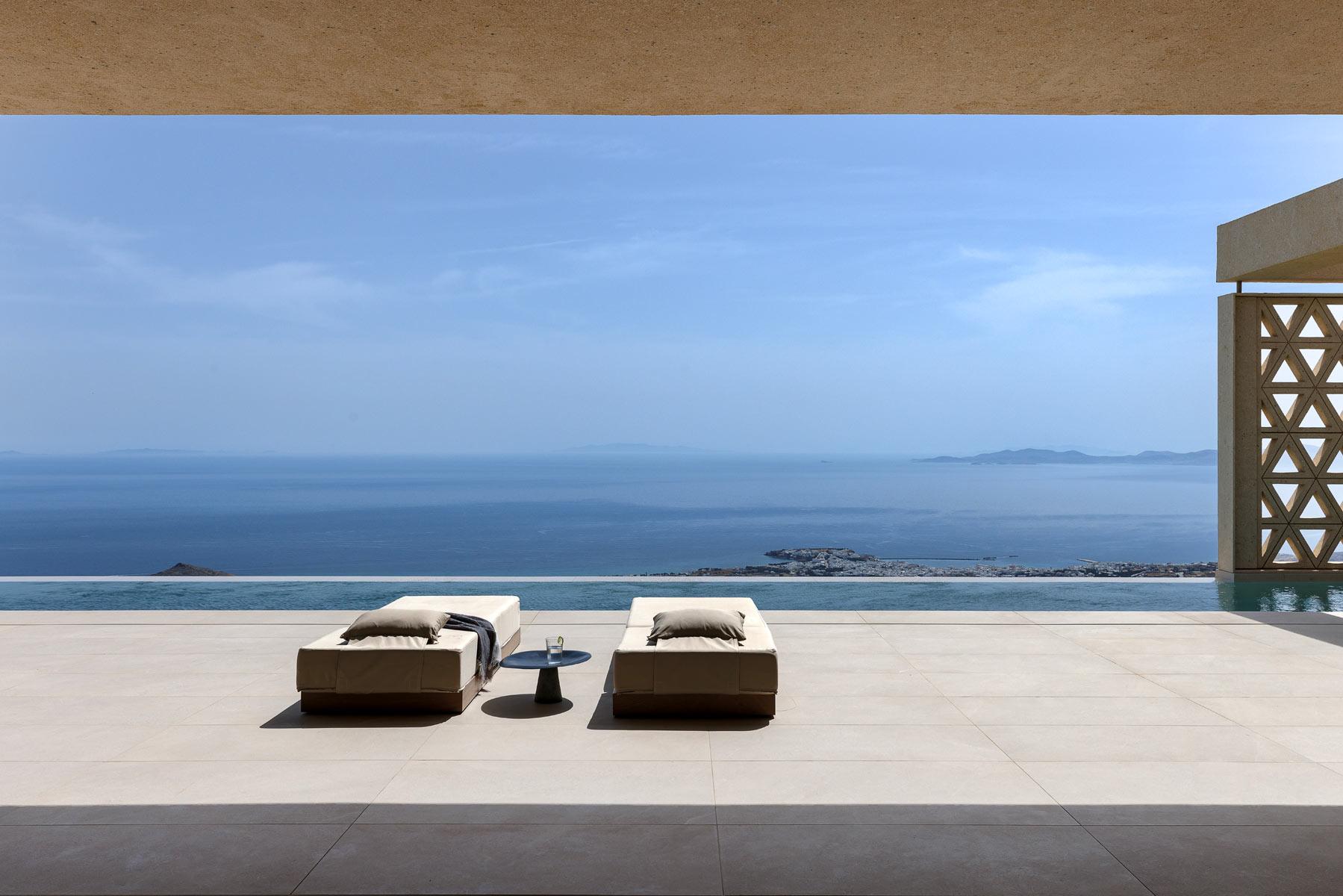 Μια εντυπωσιακή κατοικία σε μια πλαγιά της Τήνου με μαγική θέα