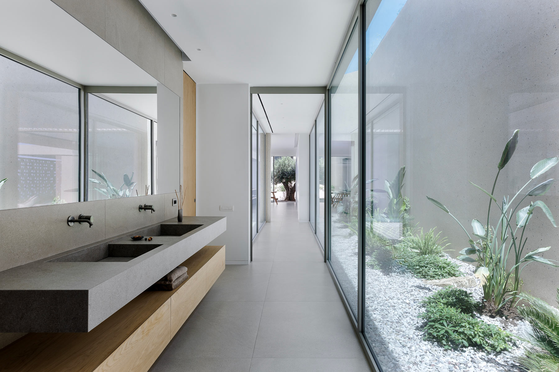 Μια εντυπωσιακή κατοικία σε μια πλαγιά της Τήνου με μαγική θέα