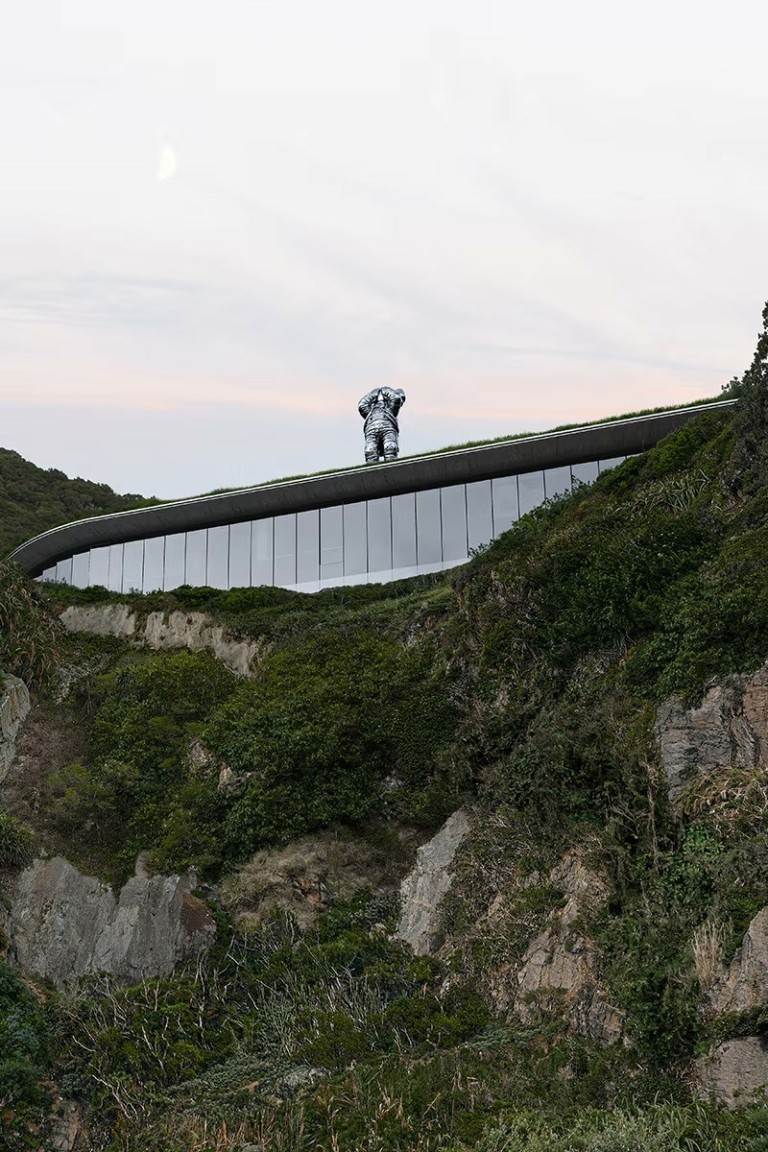 Ενα κλειστό κλαμπ μόνο για μέλη σε ένα μαγικό κτίριο στην άκρη ενός γκρεμού