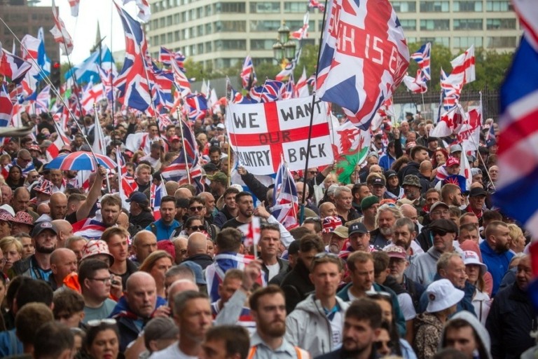 Λονδίνο: Ογκώδης διαδήλωση κατά των μεταναστών που οργάνωσε ακροδεξιός ακτιβιστής (tweets)