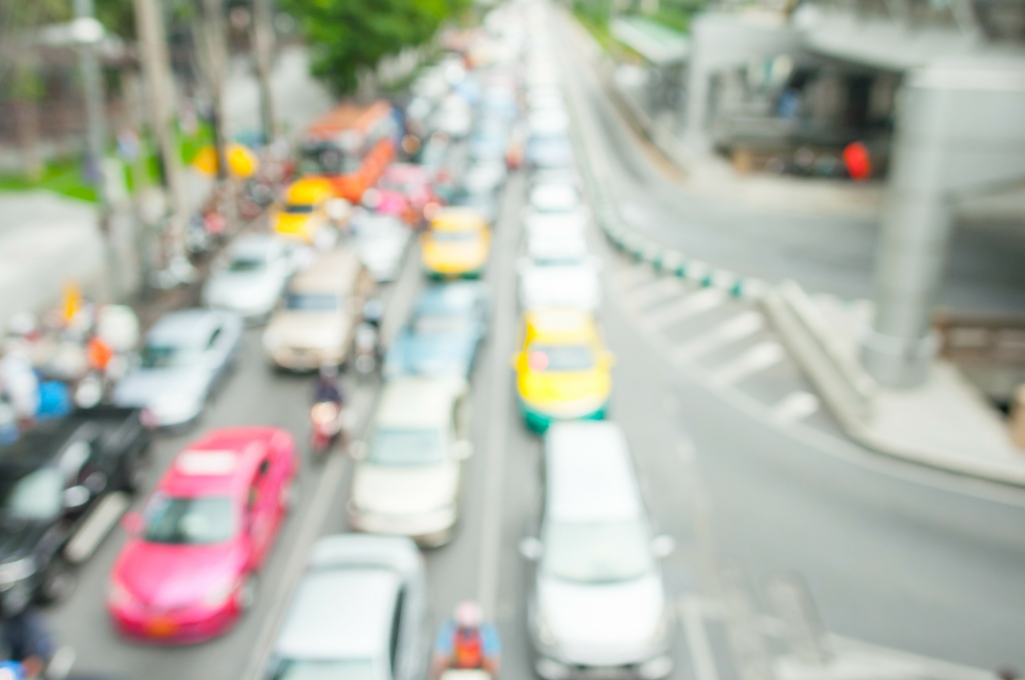 Σαγιονάρες, σακούλες και κουκούλες: Τι απαγορεύει ο νέος ΚΟΚ στους οδηγούς