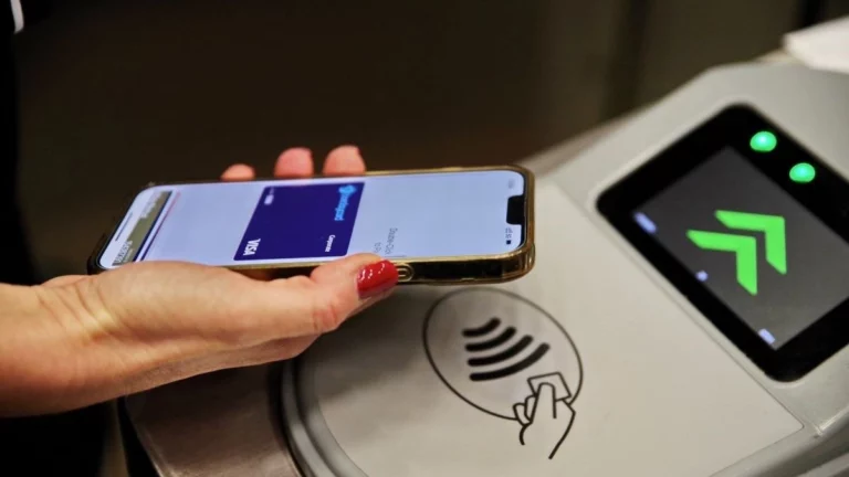 Τέλος στα μετρητά βάζουν οι Έλληνες: Το κινητό γίνεται το νέο πορτοφόλι