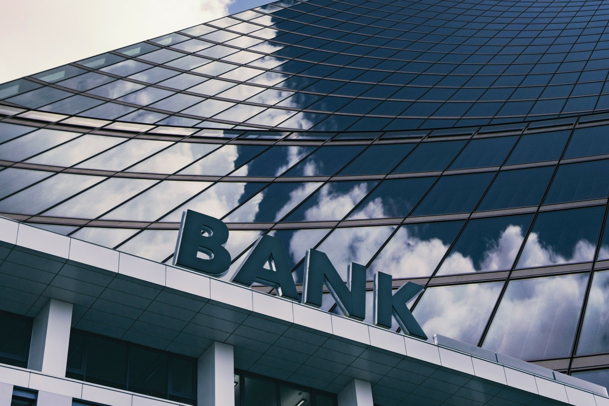 Οι εκκλήσεις για φόρους στις τράπεζες ασκούν πίεση στις τραπεζικές μετοχές (πίνακες)