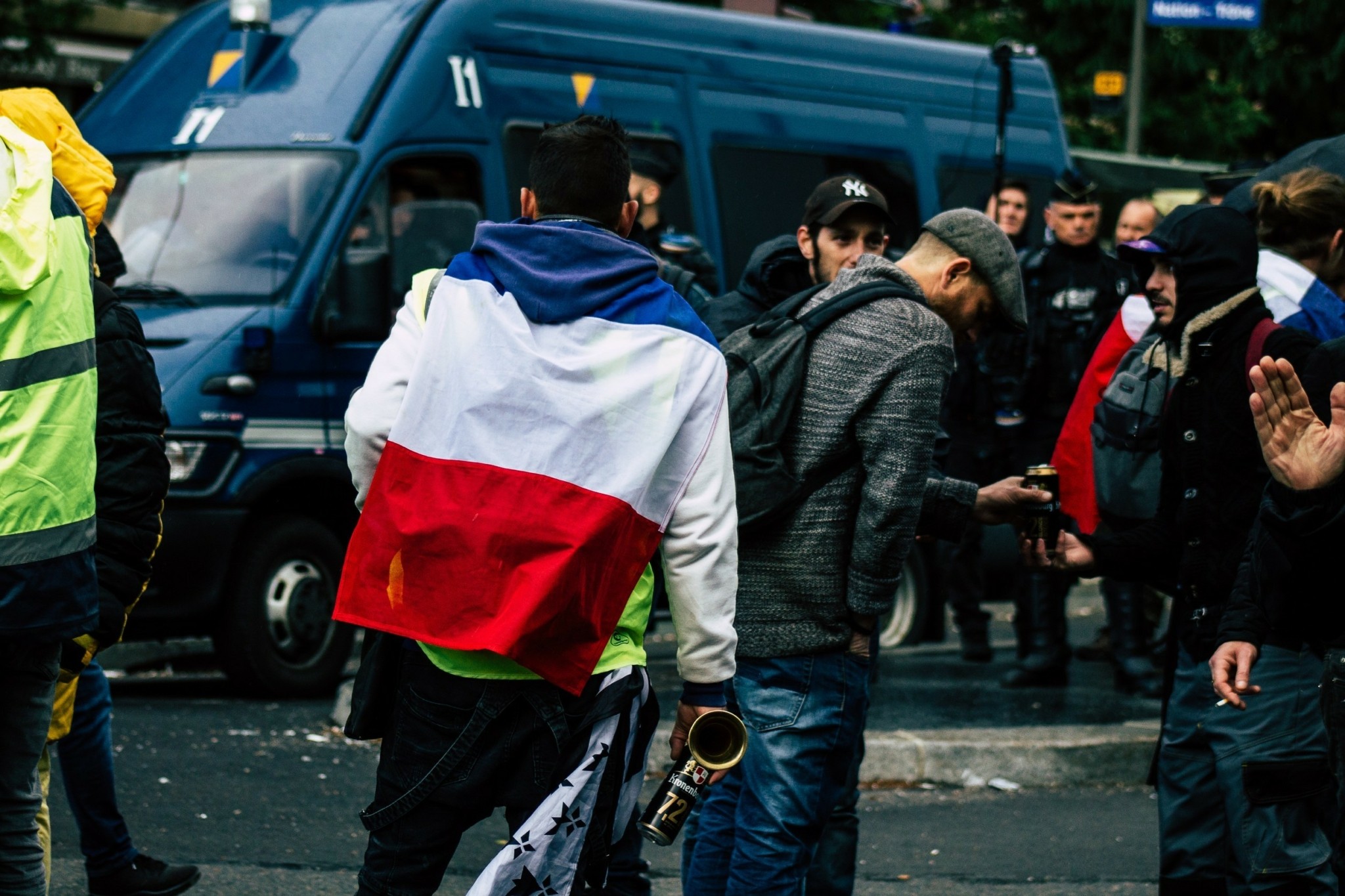 «Ο Νικολά πληρώνει τον λογαριασμό»: Πώς ο viral λογαριασμός στο Χ έγινε σλόγκαν για το γαλλικό χρέος (πίνακες)