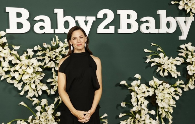 Από το Χόλυγουντ στη Wall Street – H Τζένιφερ Γκάρνερ οδηγεί την εταιρεία της στο Χρηματιστήριο (pics)