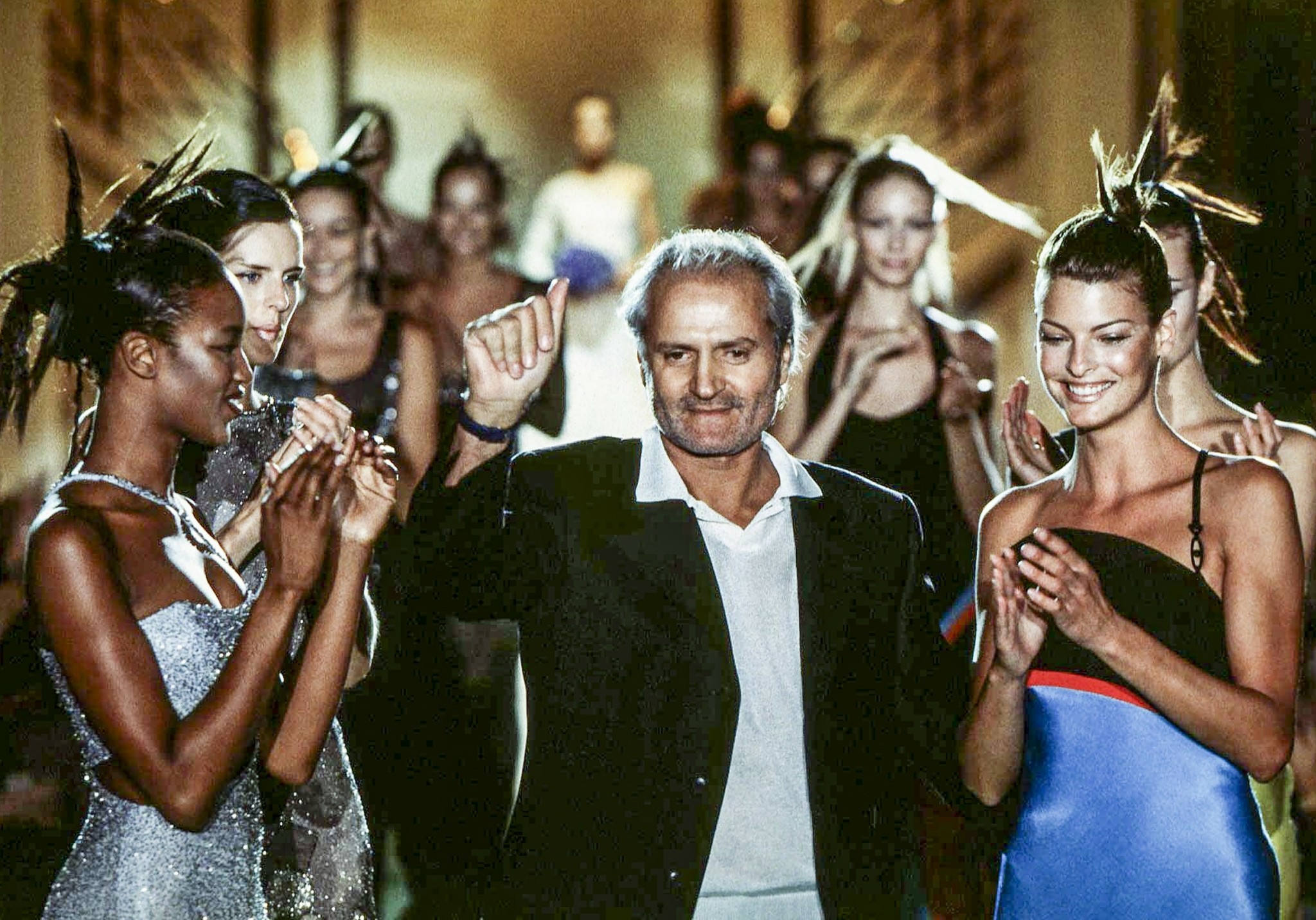 Gianni Versace: Ιστορίες και παρασκήνια για τη ζωή και το έργο του σχεδιαστή που ακόμα μαγεύει