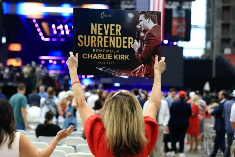 ΗΠΑ: Ο Τραμπ αποχαιρετά τον Τσάρλι Κερκ σε μια τελετή-ορόσημο για το MAGA