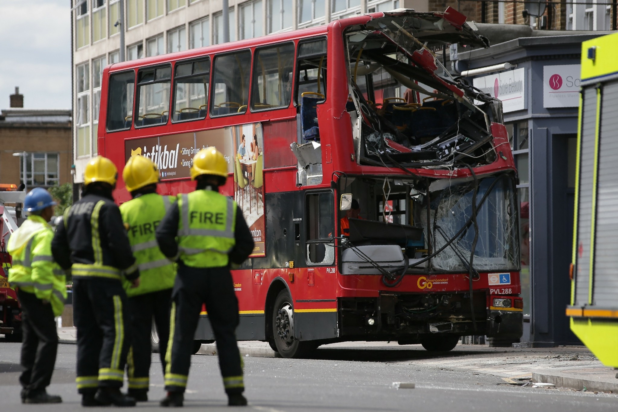 Λονδίνο: Τροχαίο με διώροφο λεωφορείο στον σταθμό Victoria