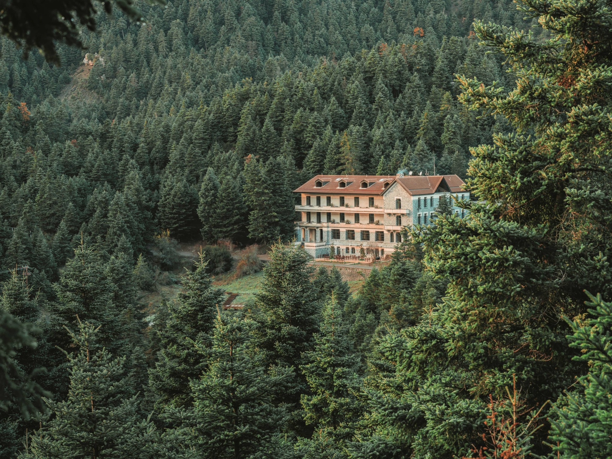 Ολοι συνεχίζουν να μιλούν για το Manna Arcadia: Ο άνθρωπος και η ιστορία πίσω από το σανατόριο που έγινε πολυτελές ξενοδοχείο