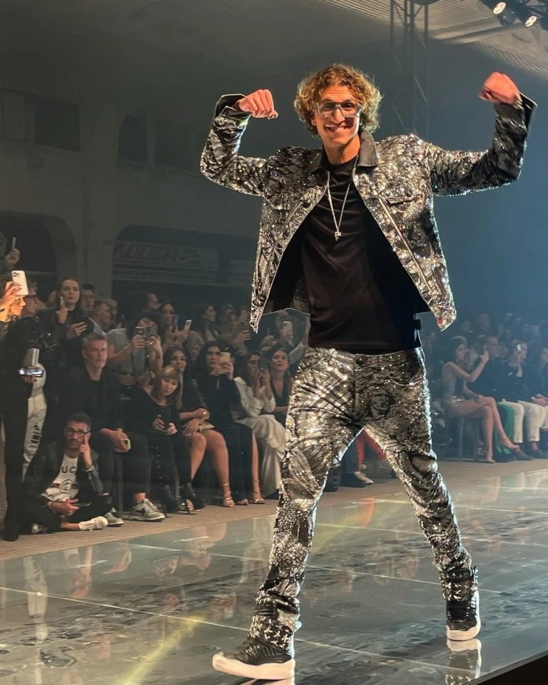 O influencer που σαρκάζει τους πλούσιους έγινε ο ίδιος ένα brand πολυτελείας