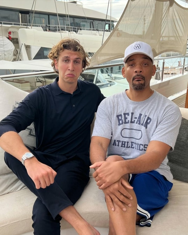 O influencer που σαρκάζει τους πλούσιους έγινε ο ίδιος ένα brand πολυτελείας