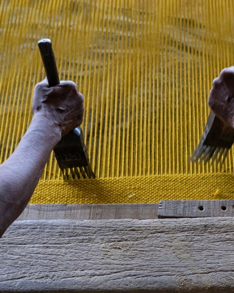 Τα περιζήτητα χαλιά που σχεδιάζονται σε ένα ασυνήθιστο εργαστήρι