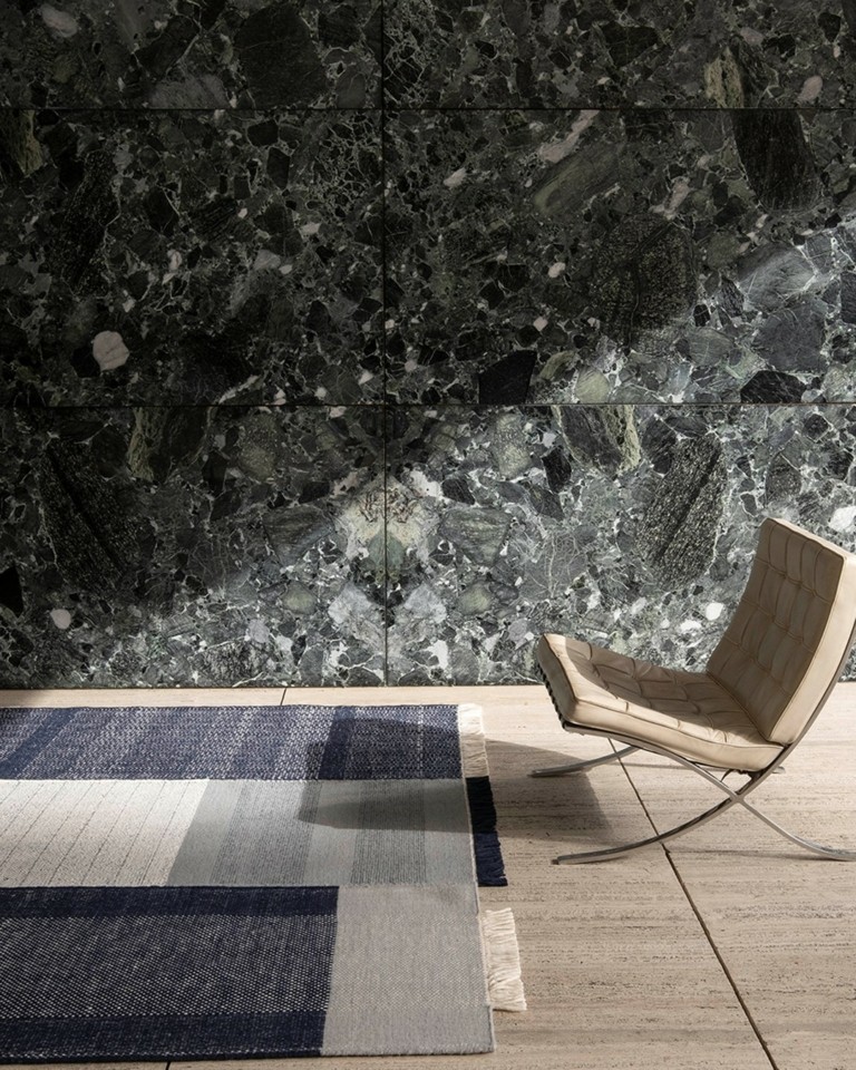 Τα περιζήτητα χαλιά που σχεδιάζονται σε ένα ασυνήθιστο εργαστήρι