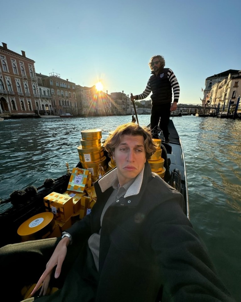 O influencer που σαρκάζει τους πλούσιους έγινε ο ίδιος ένα brand πολυτελείας