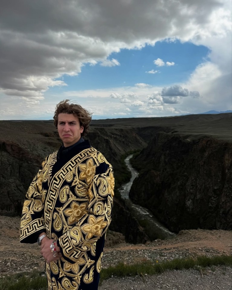 O influencer που σαρκάζει τους πλούσιους έγινε ο ίδιος ένα brand πολυτελείας