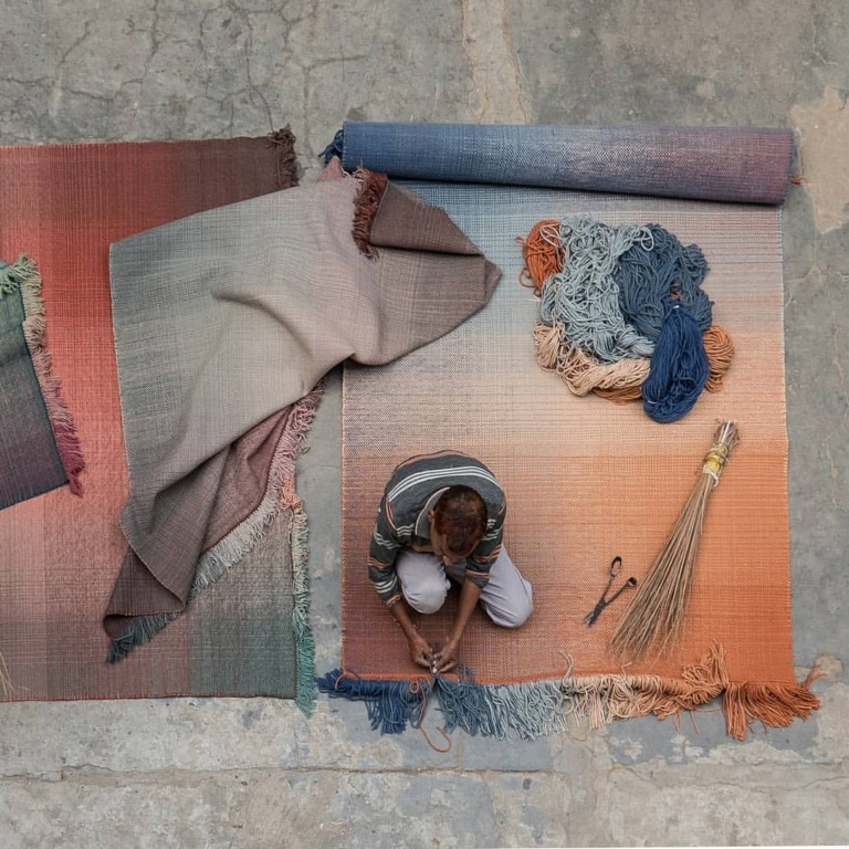 Τα περιζήτητα χαλιά που σχεδιάζονται σε ένα ασυνήθιστο εργαστήρι