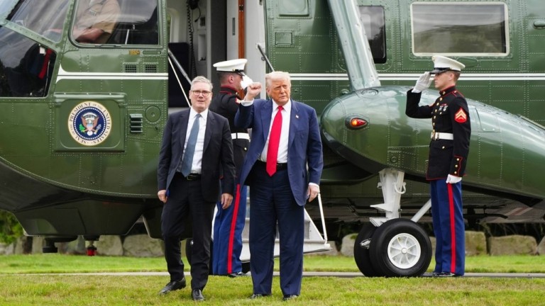 Γιατί η κυβέρνηση του Στάρμερ ποντάρει στη φιλία του με τον Τραμπ
