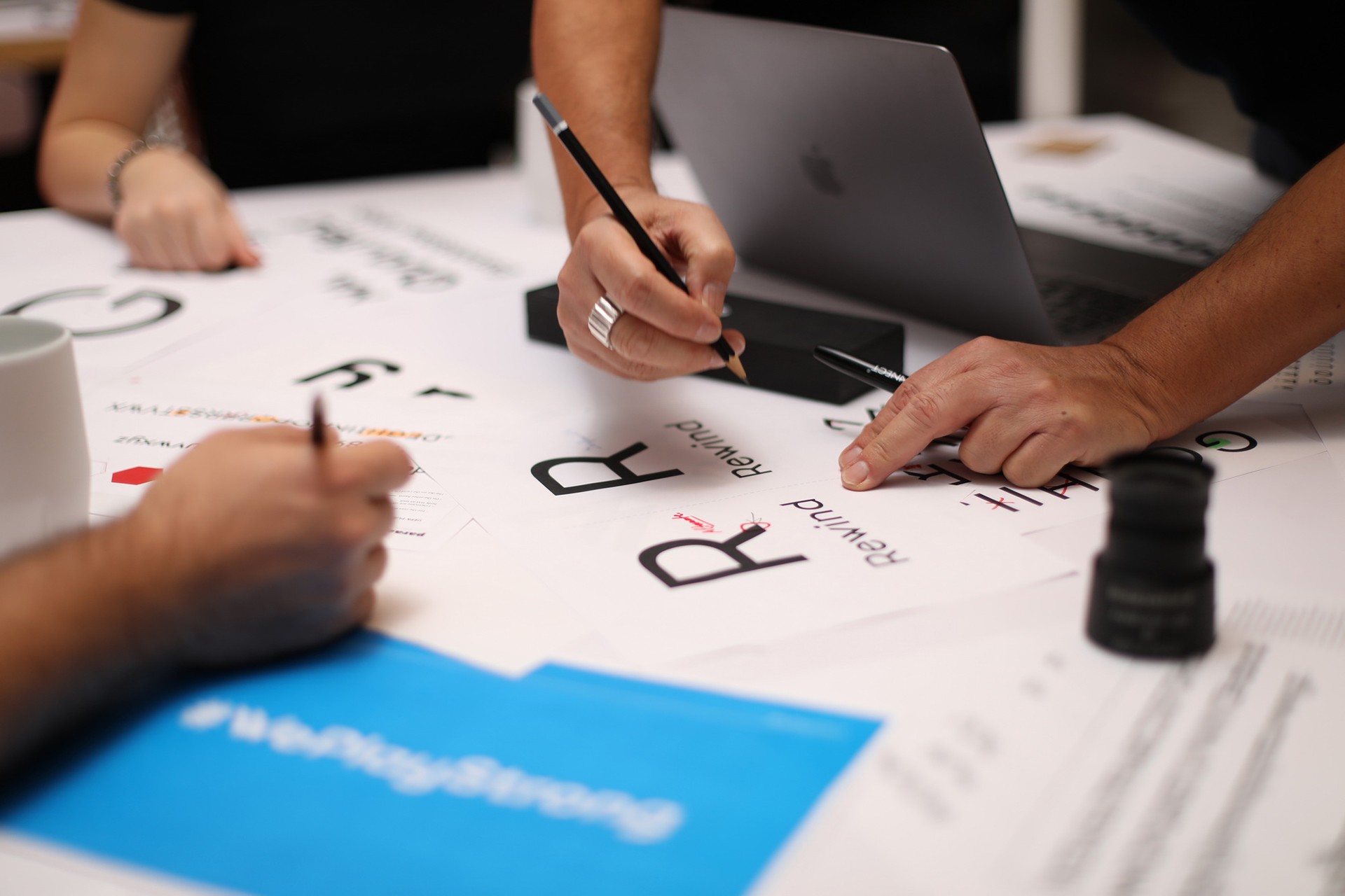 Parachute: Η βραβευμένη ελληνική εταιρία γραμματοσειρών που συνεργάζεται με διεθνείς κολοσσούς