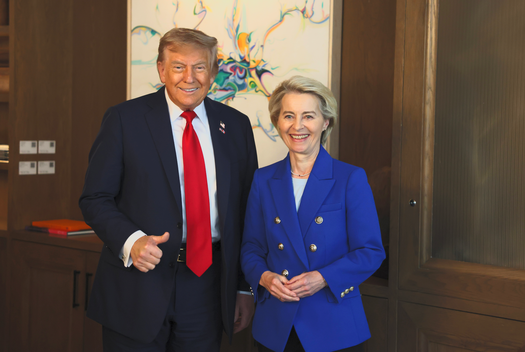 Πώς η Ούρσουλα φον ντερ Λάιεν άνοιξε διαρκή διάλογο με τον Τραμπ