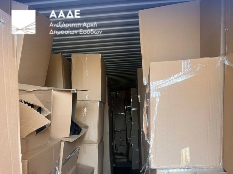 ΑΑΔΕ: Κατάσχεση 17 κοντέινερ με λαθραία ρούχα και παπούτσια στην Ελευσίνα- Συνελήφθη ένα άτομο (pics)