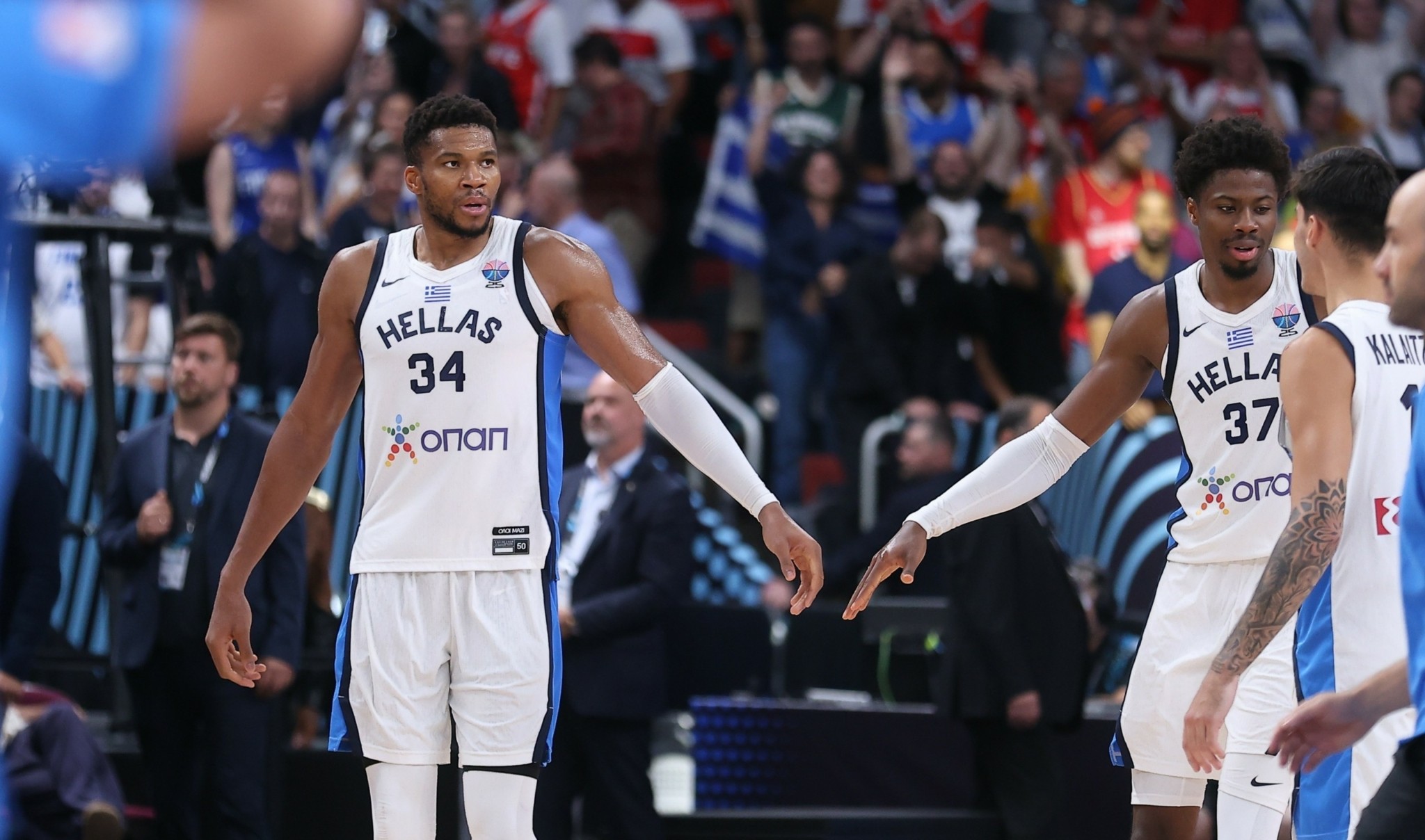 EuroBasket 2025: Το ξέφρενο πάρτι του Γιάννη Αντετοκούνμπο στα αποδυτήρια μετά το χάλκινο μετάλλιο (vids)