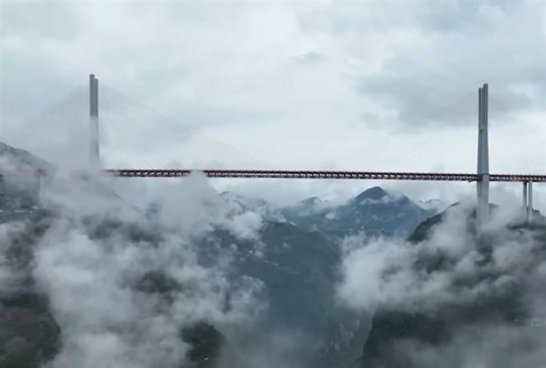 «Η ρωγμή της Γης»: Η ψηλότερη γέφυρα στον πλανήτη βρίσκεται στην Κίνα (vid)