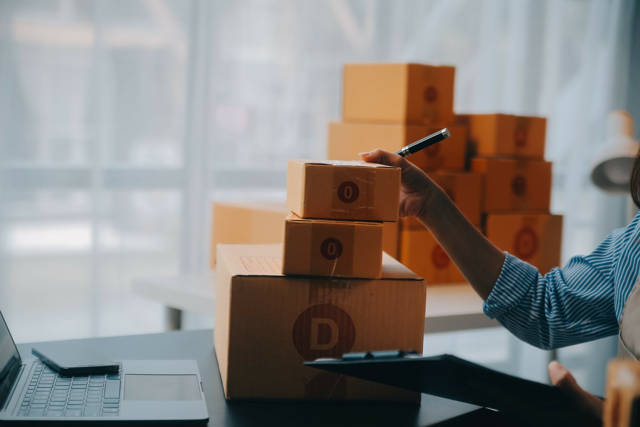 «De minimis»: Temu και Shein πλήρωσαν το τίμημα – Τώρα είναι η σειρά της FedEx