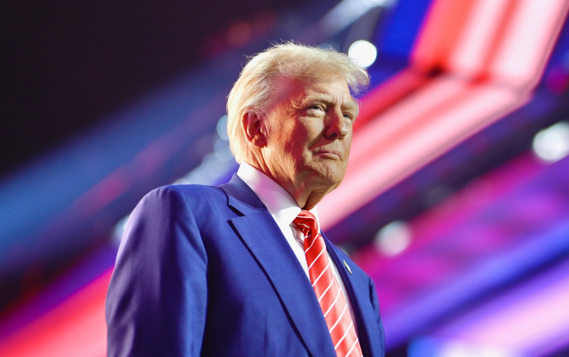 Ο Τραμπ ξαναγράφει τους κανόνες του Τύπου – Νίκες, αγωγές και διεθνείς αναταράξεις | Ειδήσεις για την Οικονομία