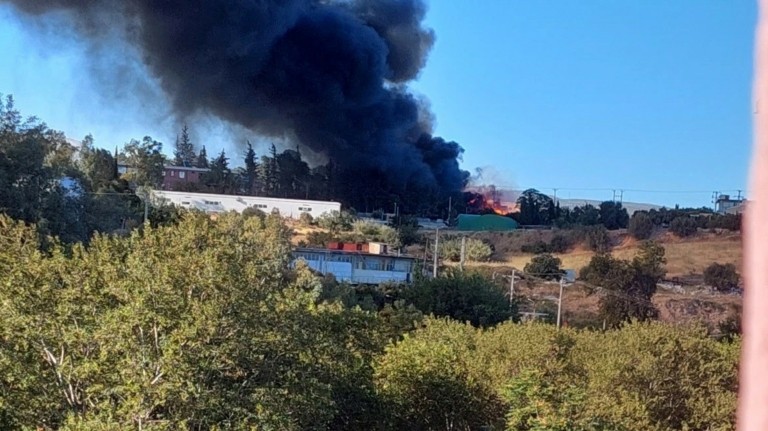 Μενίδι: Μαίνεται η φωτιά στο εργοστάσιο με παλέτες – Η πυρκαγιά επεκτάθηκε σε διπλανή επιχείρηση (upd)