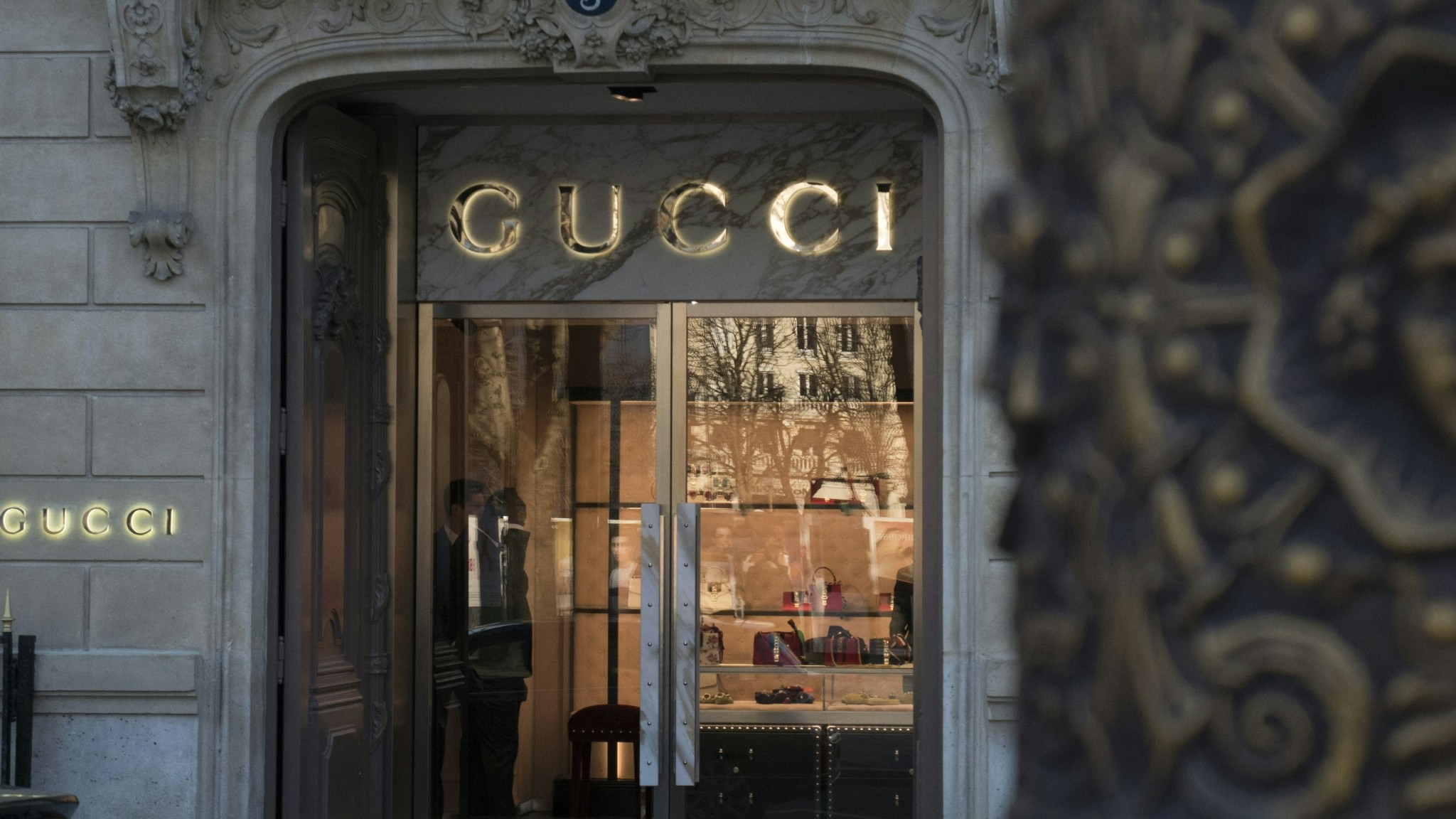 Gucci: Το δύσκολο στοίχημα του νέου CEO και η ισχυρή παρουσία του Πινό (γράφημα)