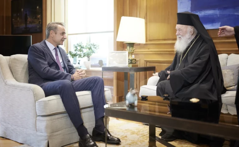 Συνάντηση Μητσοτάκη – Ιερώνυμου στο Μαξίμου: Στο επίκεντρο η συνεργασία Πολιτείας και Εκκλησίας