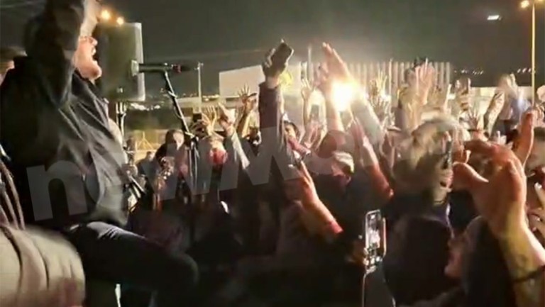 Στην Ευελπίδων ο Bασίλης Μπισμπίκης για το τροχαίο στη Φιλοθέη – Τα βίντεο από το κρητικό γλέντι πριν πάρει σβάρνα τα ΙΧ