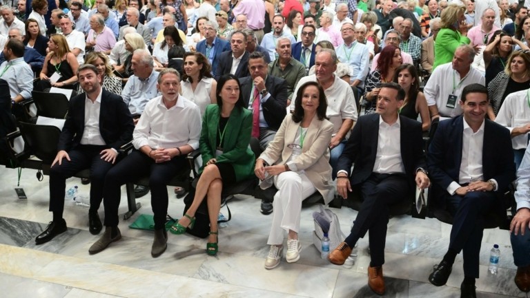 ΠΑΣΟΚ σε κρίση: Η «κολλημένη βελόνα», τα βέλη Γερουλάνου στη Χαριλάου Τρικούπη και η διορία των δύο μηνών