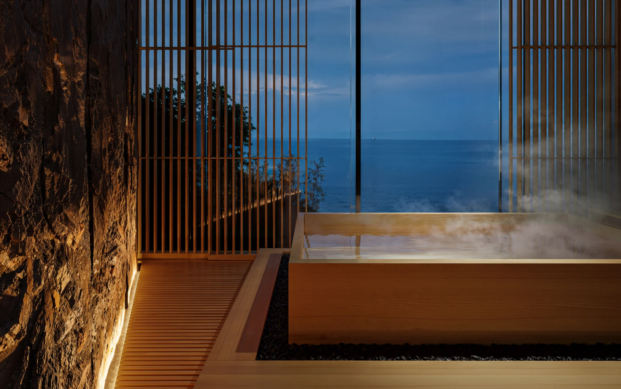 Ενα κλειστό κλαμπ μόνο για μέλη σε ένα μαγικό κτίριο στην άκρη ενός γκρεμού