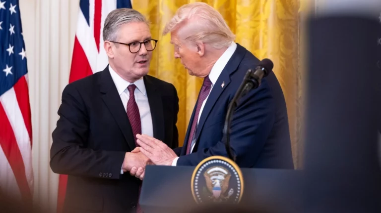 Politico: Η Βρετανία υποδέχεται τον Τραμπ εν μέσω κοινωνικής οργής – Υπό πίεση ο Στάρμερ