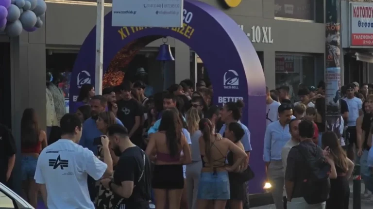 Χαλάνδρι: Απίστευτες ουρές στα εγκαίνια καταστήματος αμερικανικής αλυσίδας fast food (vid)