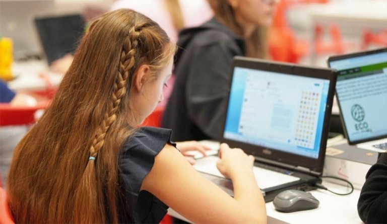 Κορίτσια «σπάνε» τον κώδικα κάνοντας τα πρώτα τους βήματα στον προγραμματισμό
