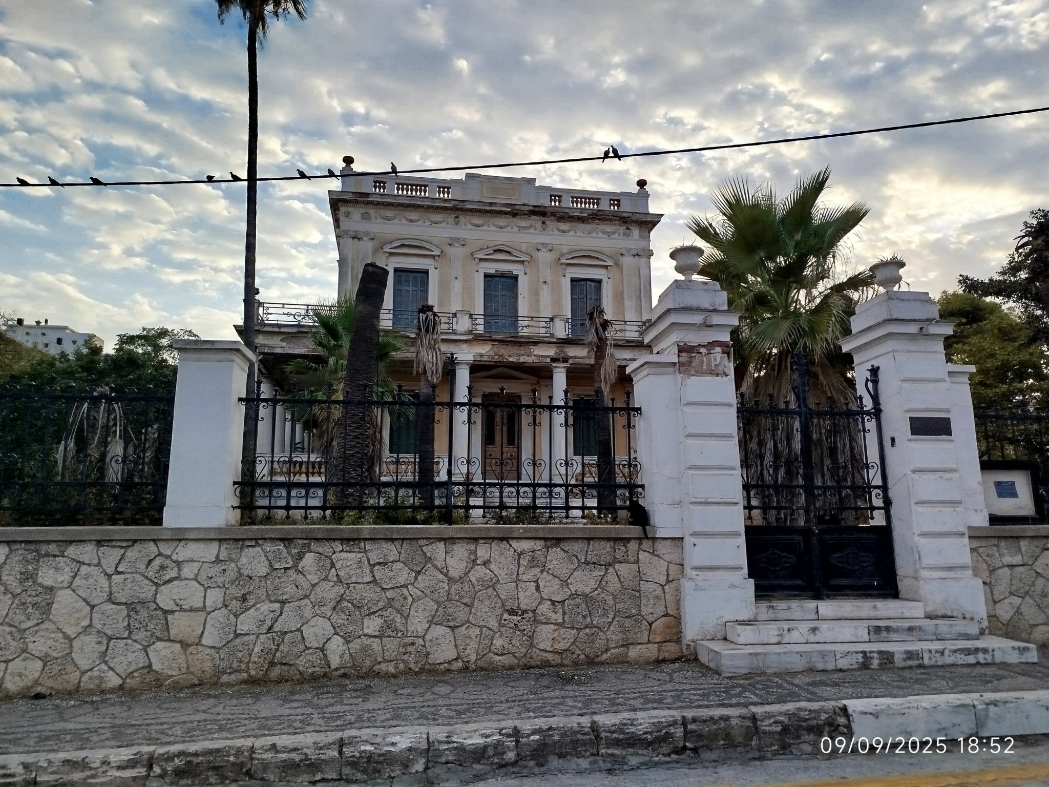 Έπεσαν οι υπογραφές για τη διάσωση της Οικίας Ανάργυρου στις Σπέτσες (pics)