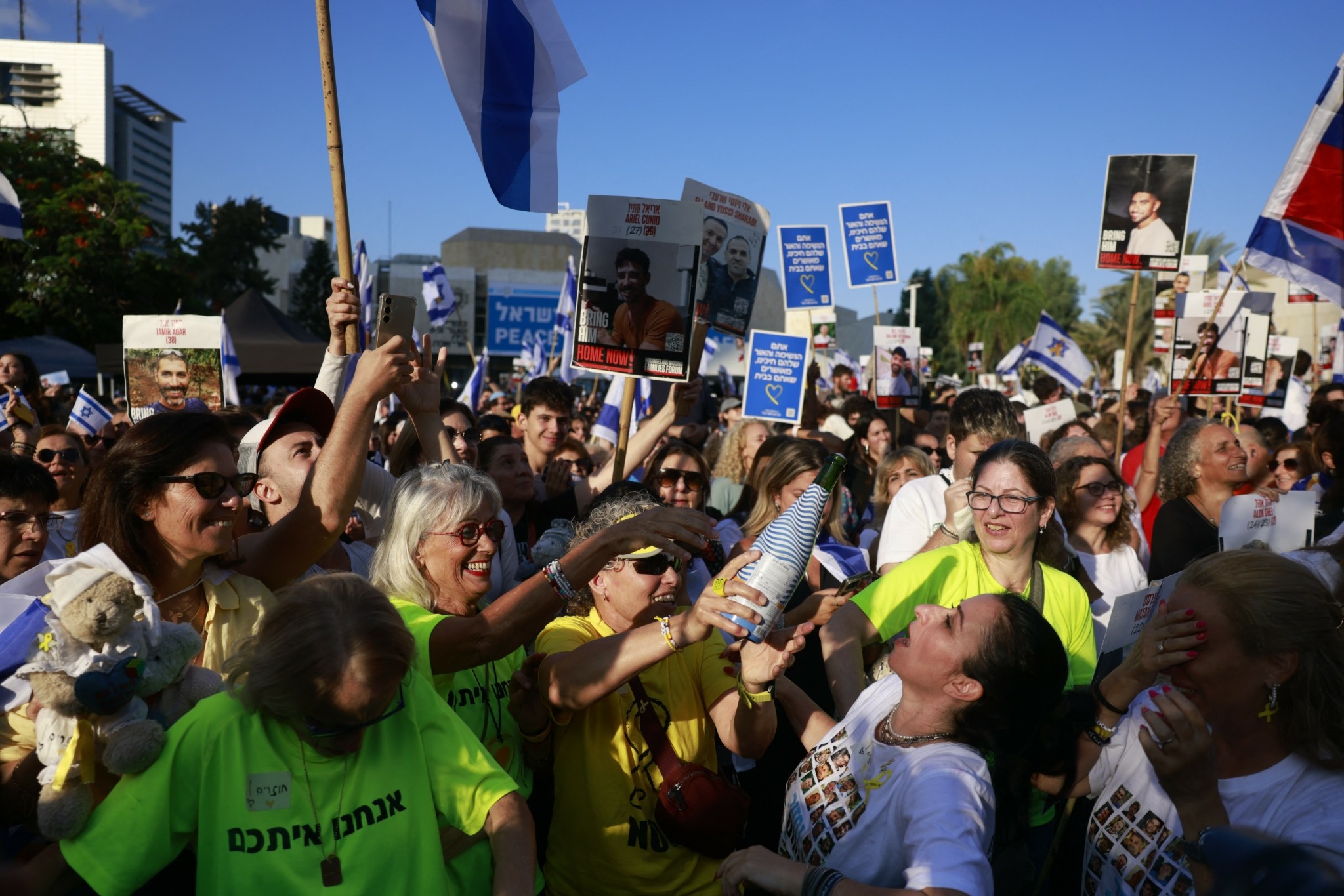 Σε εξέλιξη η απελευθέρωση των ομήρων από τη Χαμάς – Στα χέρια των ΙDF oι πρώτοι 7 – Iστορικές στιγμές στο Ισραήλ – Δείτε LIVE