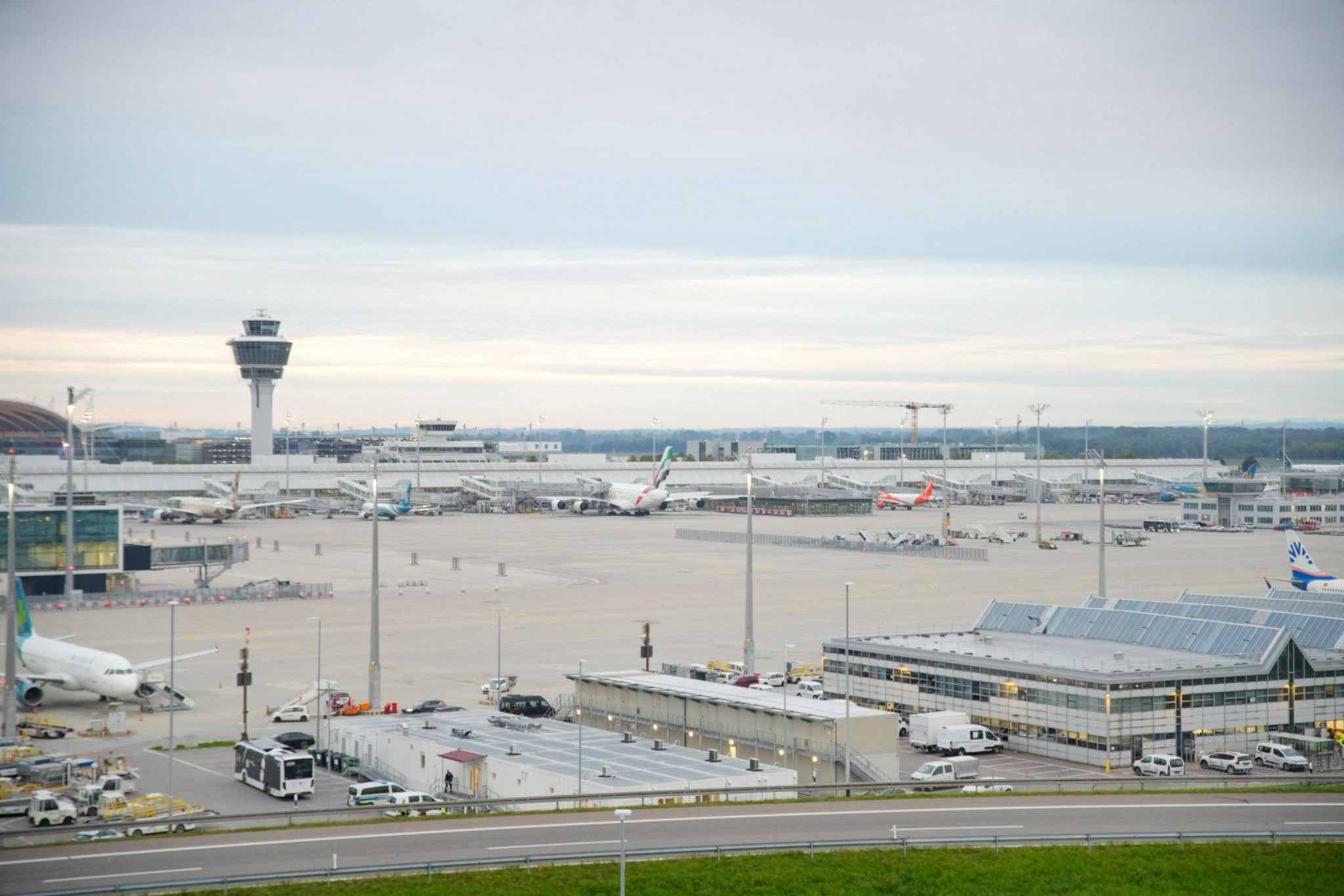 Επαναλειτουργεί σταδιακά το αεροδρόμιο του Μονάχου μετά τον εντοπισμό drones – Προειδοποιήσεις για καθυστερήσεις πτήσεων