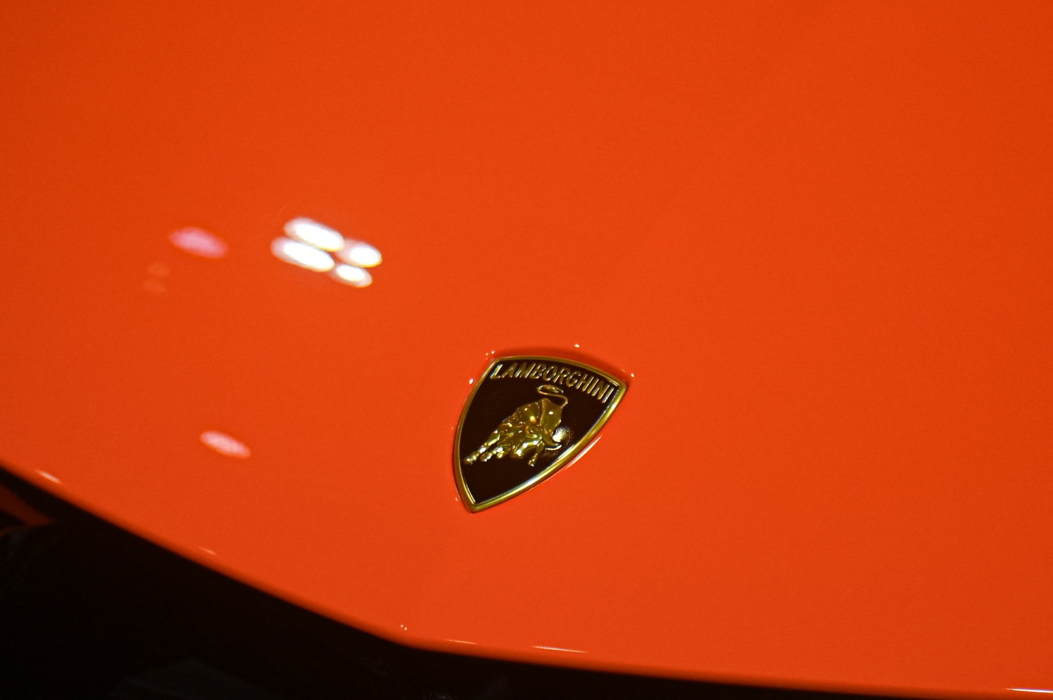 Lamborghini: Εγκαταλείπει το όραμα για ηλεκτρικά αυτοκίνητα και στρέφεται στα υβριδικά supercars