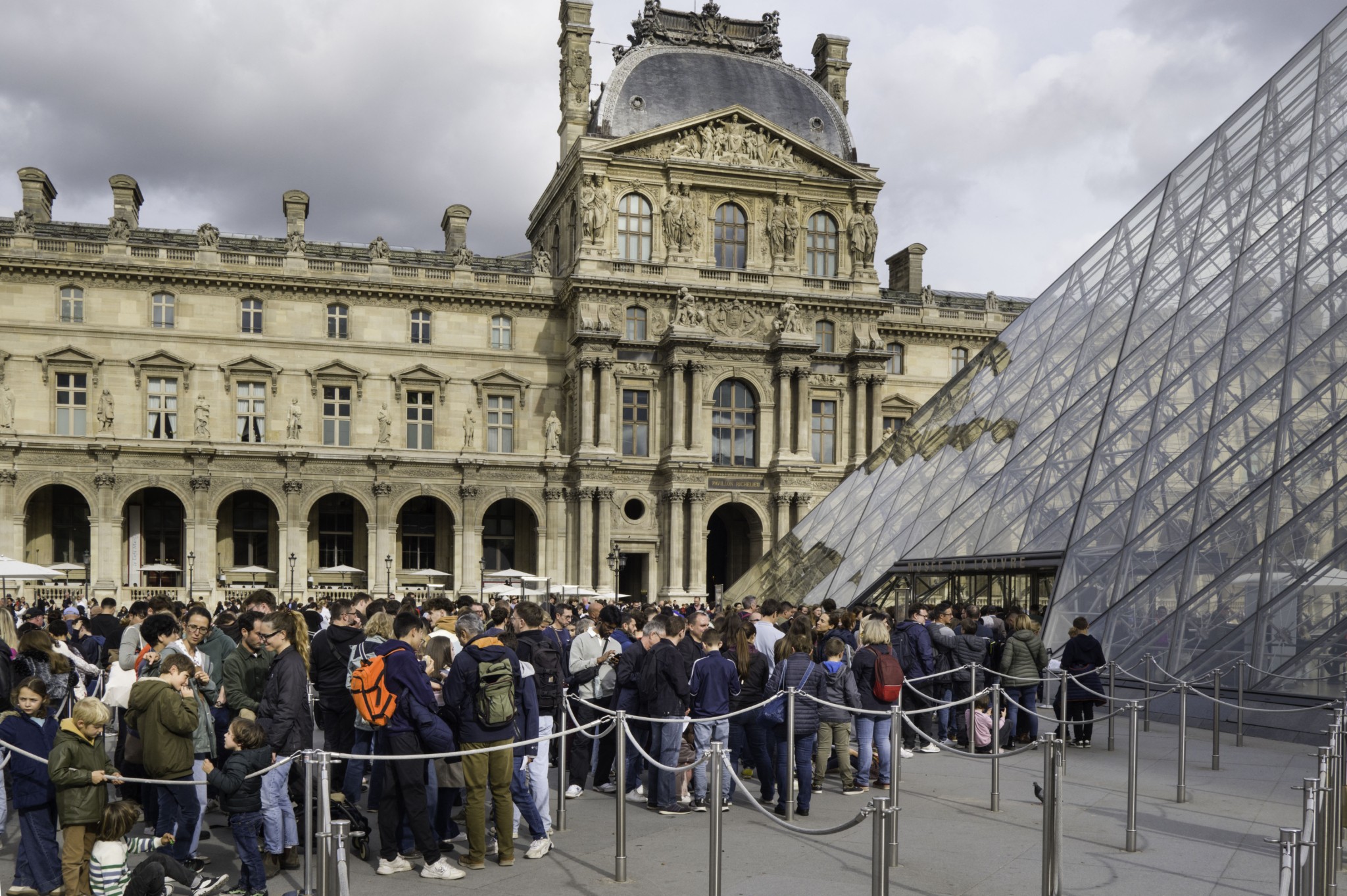 Κλοπή στο Λούβρο: Συνελήφθησαν πέντε νέοι ύποπτοι (upd)