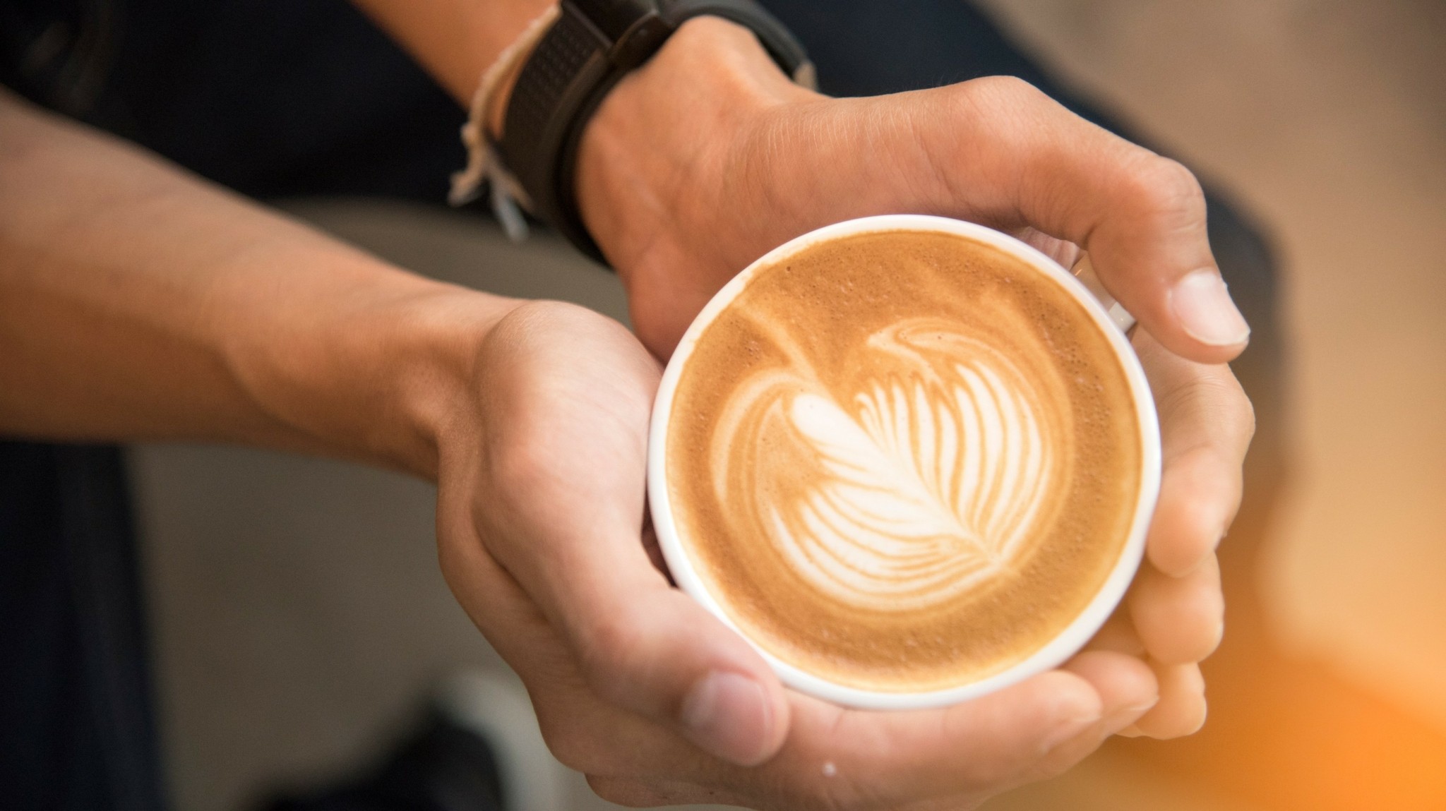 Τι βάζουμε στον καφέ μας; 7 τρόποι να τον κάνουμε λίγο πιο υγιεινό