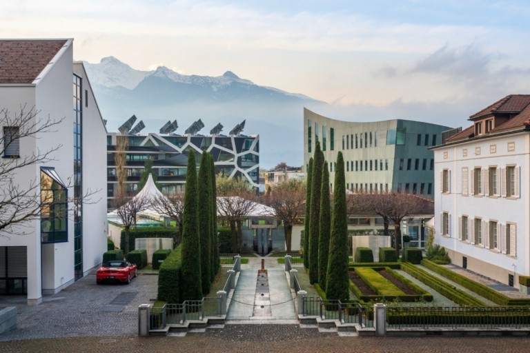 Η πλουσιότερη χώρα του κόσμου προσλαμβάνει εργαζόμενους με μισθούς έως 10.000 ευρώ