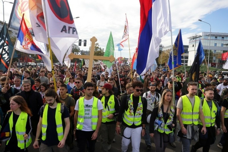 Σερβία: Μαζική πορεία φοιτητών για την επέτειο του ενός έτους από την τραγωδία στον σιδηροδρομικό σταθμό