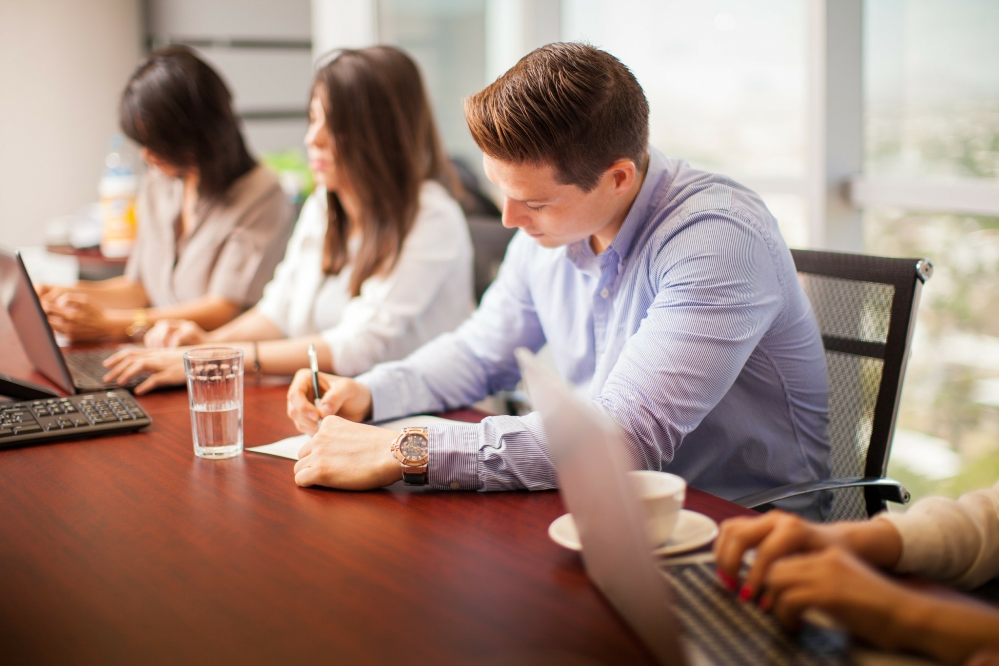 Φόβος έκθεσης: Γιατί πολλοί εργαζόμενοι παραμένουν σιωπηλοί στο γραφείο