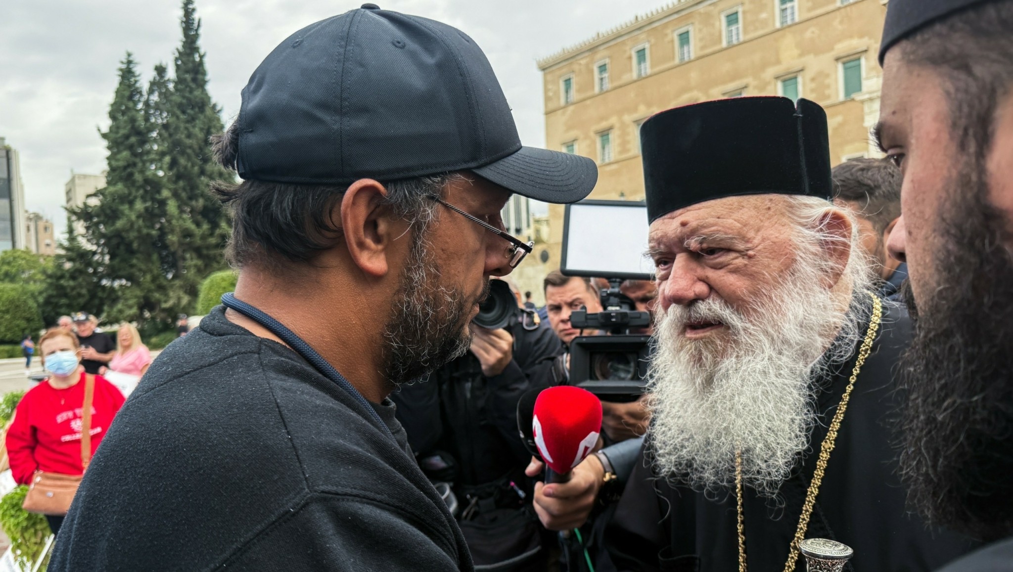 Ο Αρχιεπίσκοπος Ιερώνυμος επισκέφθηκε τον Πάνο Ρούτσι στο Σύνταγμα (pics + vid)